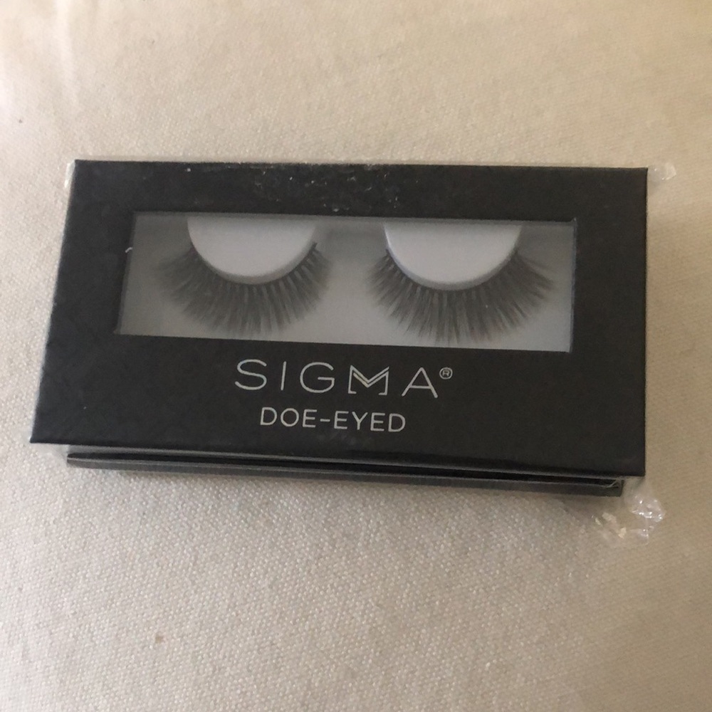 SIGMA Doe-Eyed SILK Synthetic Eyelashes Full Volume Up To 25 Wears Black Diva